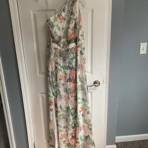 Davis bridal one shoulder gown size 12 never worn still has tags